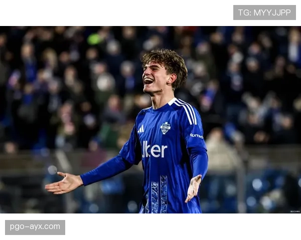 足球新星闪耀赛场，年轻天才表现引全球瞩目