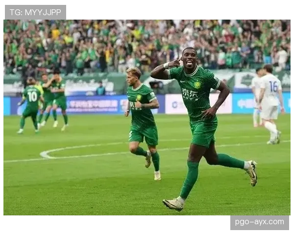 本泽马从二前锋到单箭头的战术角色演变解析